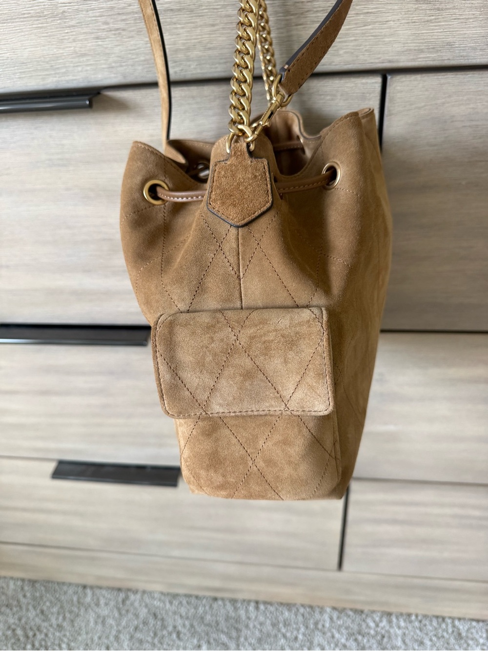 🧡🤎TORY BURCH CHARLIE QUILTED SUEDE DRAWSTRING IN TOFFEE
(Pre-treated & Perfect!) - Picture 5 of 7